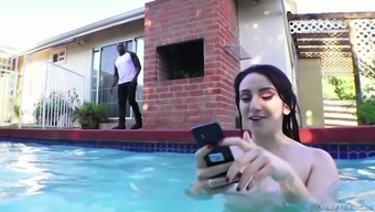 Bootyful White Chick Mandy Muse Hooks Up With Black Neighbor