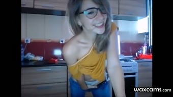 Animated Amateur Hussy In The Kitchen