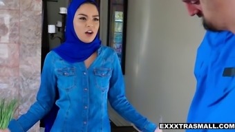 Muslim Daughter Likes To Get Spitroasted