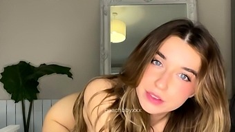 Cute Amateur Webcam Teen Girl Toying Pussy On Webcam