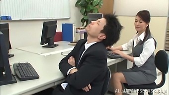 Office Sex For The Hot Japanese Mature