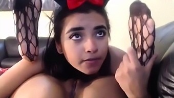 Camgirl Eating Pussy