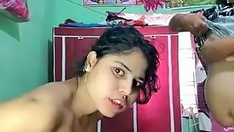 Indian Girls Nude On Live Cam 04