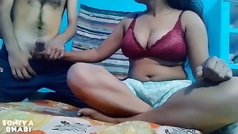 Indian desi bhabi ne apne mote mote boobs apne sexy dewar ko pilaye. Bhabi ke sexy boobs  dekhke dewar la land khada hua