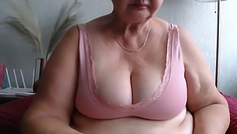 Mature Woman With Big Butt And Saggy Boobs Gets Naughty