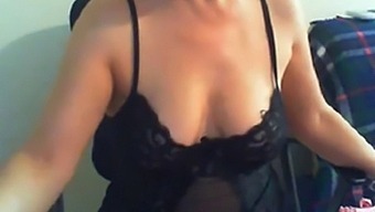 Amateur Mature Webcam Performer Shows Off Her Curves
