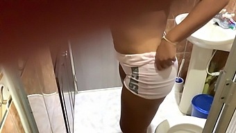 Solo Girl In The Bathroom: Pissing For You