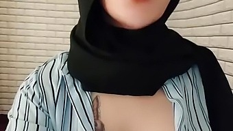Big Cock Shemale Masturbates In Hijab