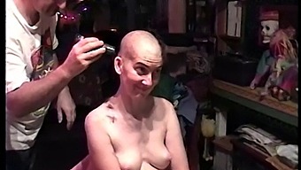 Linda'S Shaved Pussy On Display