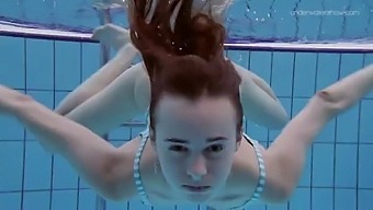 آنا نيتريبكو ذات الصدور الكبيرة ترتدي ملابس سباحة مخططة