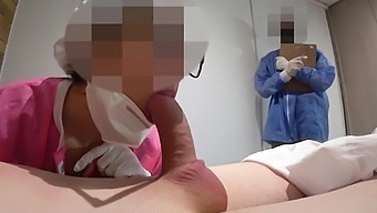 ممرضة يابانية تقوم بتدليك البروستاتا للمريض وتستمتع بركوب على حضن رجل ذو قضيب كبير في لقاء حسي