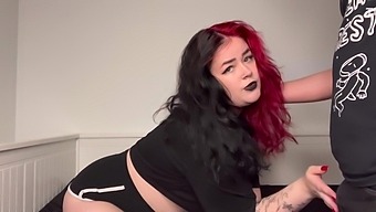 Goth-Förförelse Leder Till Otrohet Mot Flickvän Med Tatuerad Brunett