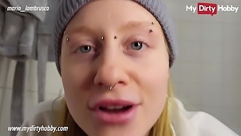 Hoge Definitie Video Van Een Blonde Duitse Babe Die Zichzelf Bevredigt In De Badkamer