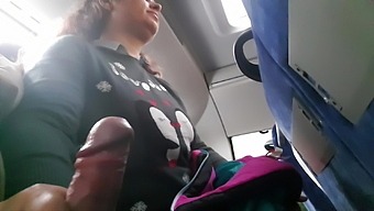 Ein Voyeur Überredet Eine Reife Frau, Ihn In Einem Öffentlichen Bus Oral Zu Verwöhnen