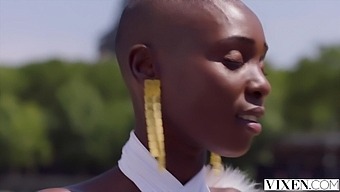 Αφρικανική Ομορφιά Βιώνει Χοντρό Κόκορα Για Πρώτη Φορά Στον Κόλπο Της