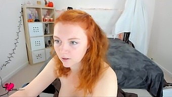 Une Milf Voluptueuse Aux Cheveux Roux Bouclés Révèle Sa Nudité En Webcam